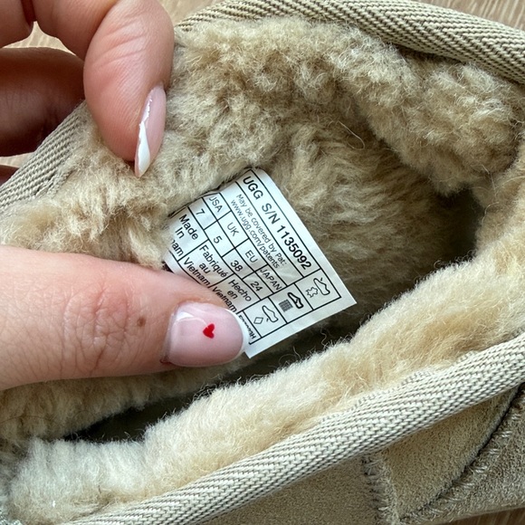 UGG Platform Boots - Picture 4 of 7